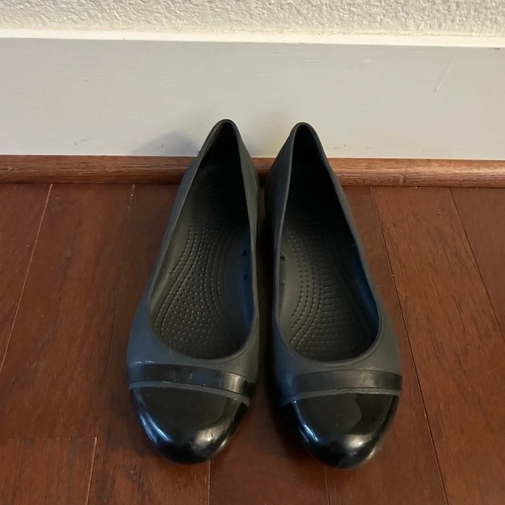 Womens Crocs Black Patent Cap Toe Ballet Flat Slip On Shoes Sz 8 Like New - Picture 2 of 8